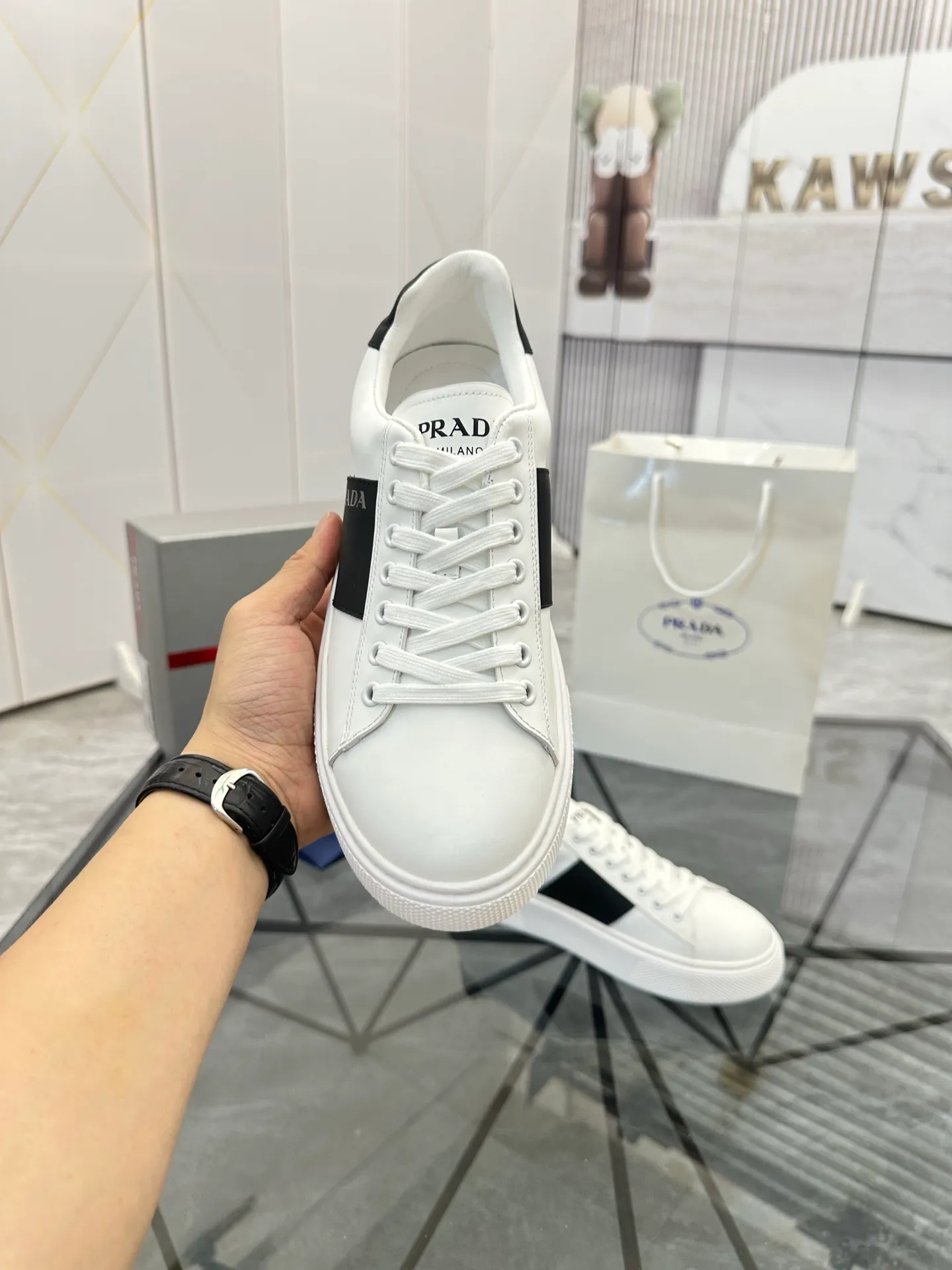 Men's shoes for sale💰: 💰P500¥ High-end top quality Product trademark: Prada * "Prada*" low-top casual shoes Regular size: 35-45 (can be customized to 46) Couple style Product materials: imported first-layer cowhide leather upper, water-dyed sheep lining, original outsole. No.: H201